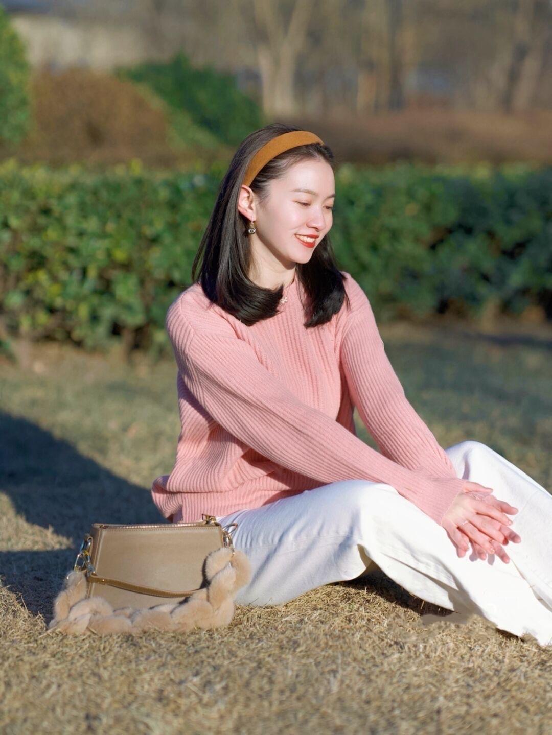 这些才是适合普通人的“毛衣”穿搭，甜美温柔又时髦，谁穿谁美休闲区蓝鸢梦想 - Www.slyday.coM