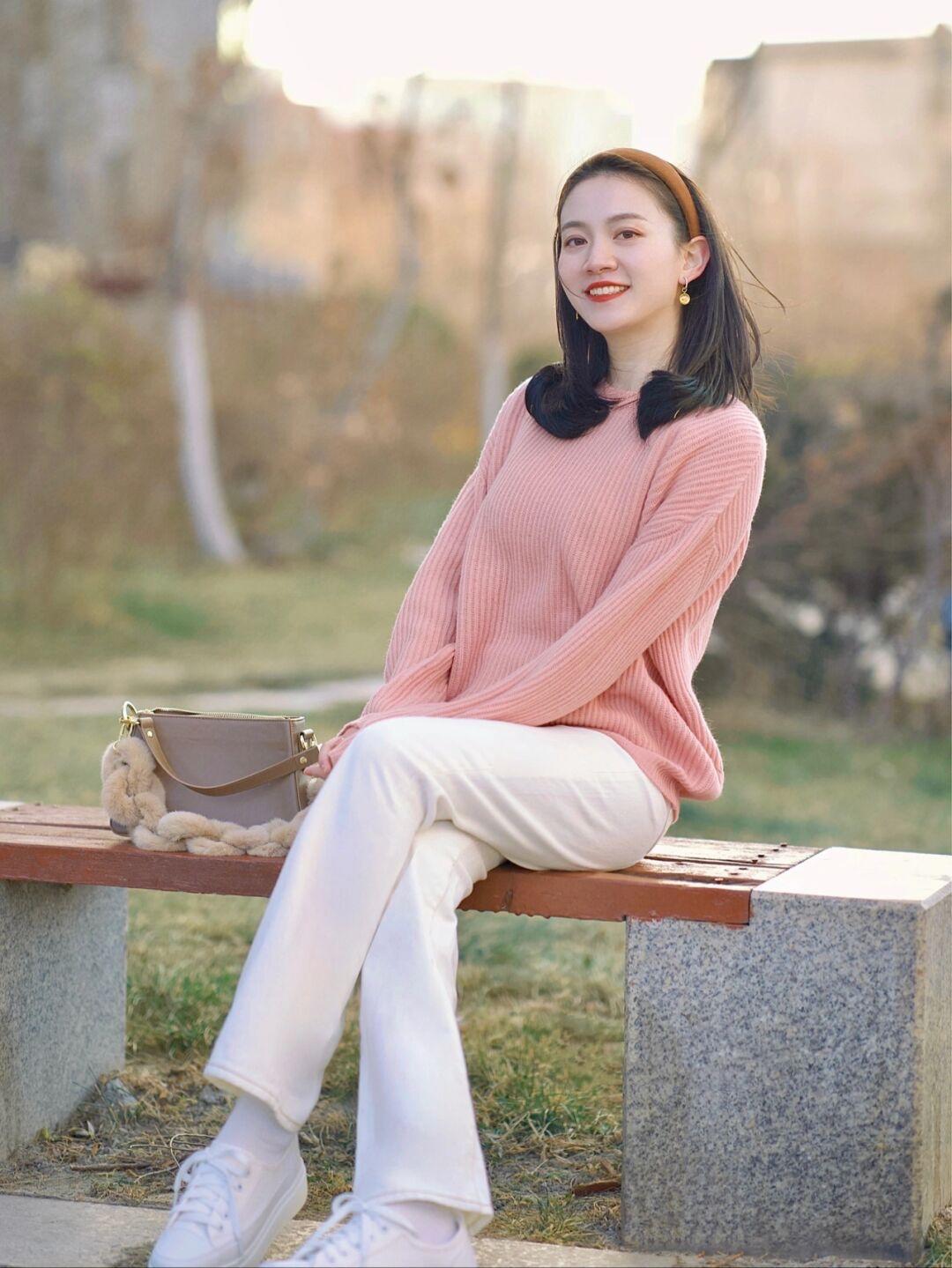 这些才是适合普通人的“毛衣”穿搭，甜美温柔又时髦，谁穿谁美休闲区蓝鸢梦想 - Www.slyday.coM