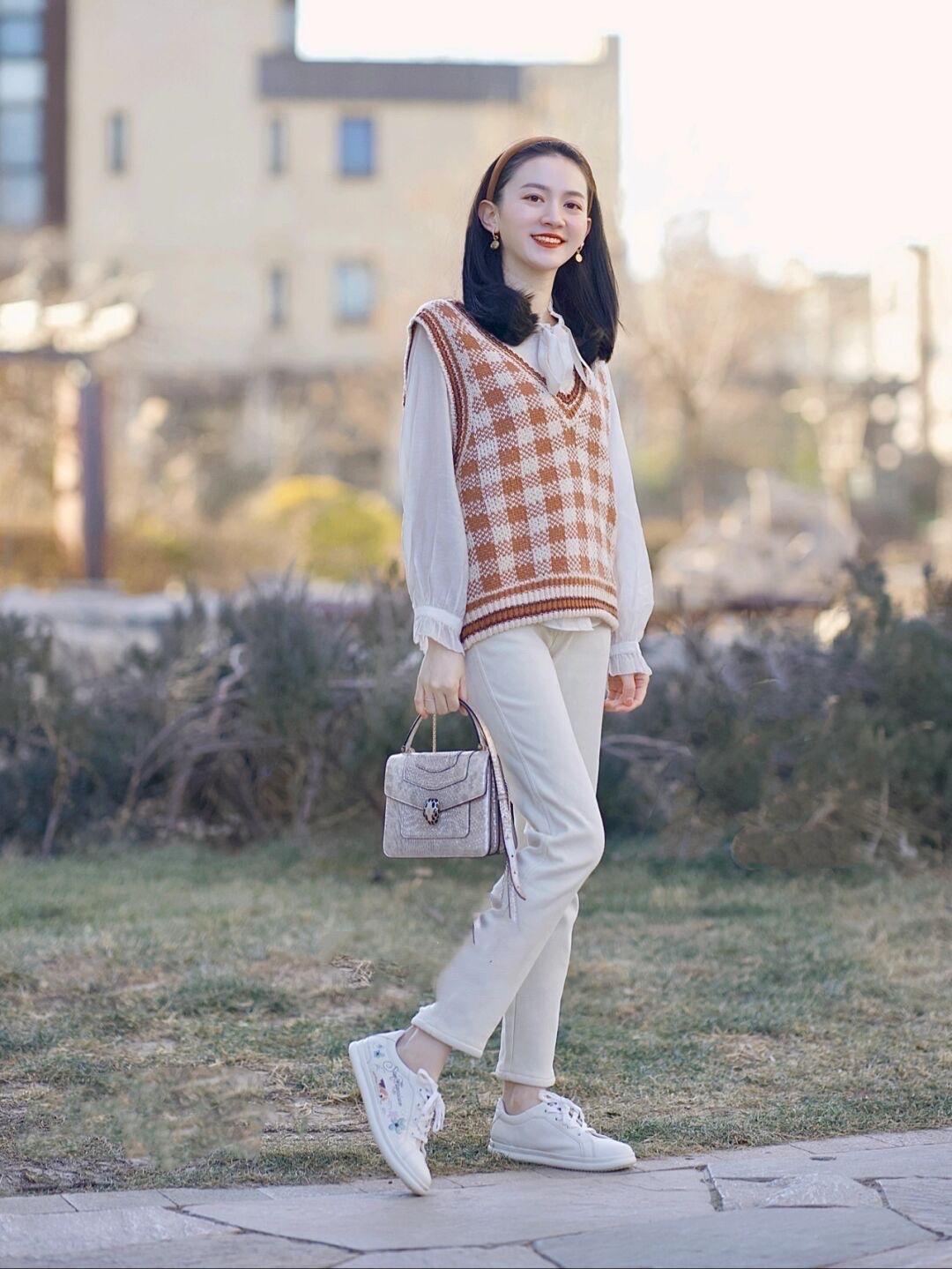 这些才是适合普通人的“毛衣”穿搭，甜美温柔又时髦，谁穿谁美休闲区蓝鸢梦想 - Www.slyday.coM