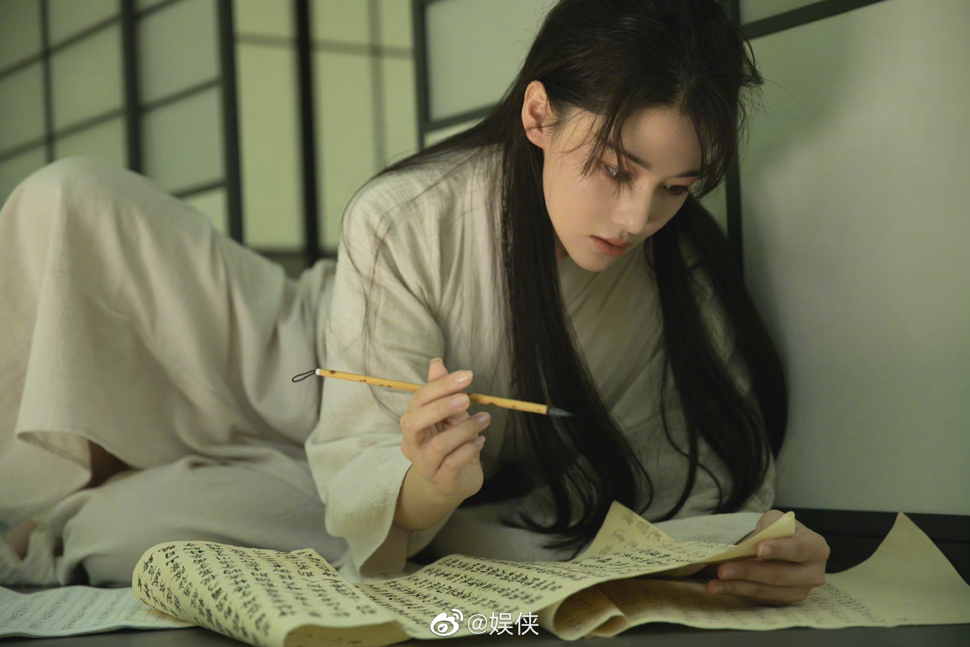 张馨予古风女侠造型来了又美又飒率性洒脱