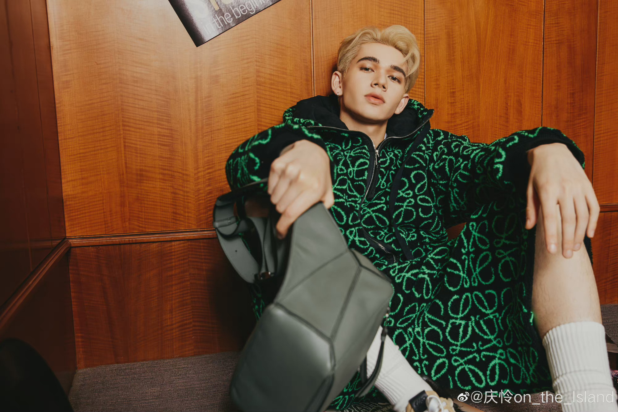 庆怜最新胶片写真 绿色运动风套装随性帅气,男友感满满|胶片_新浪新闻