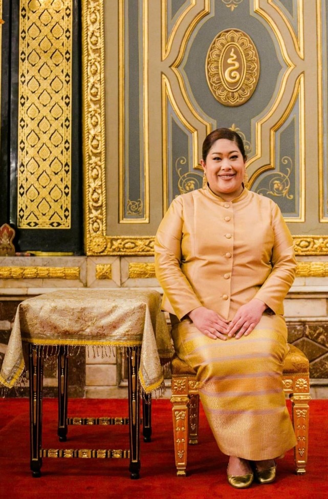 西里帕朱拉蓬公主穿泰国传统服饰的频率并不高,相比之下,休闲随性的穿