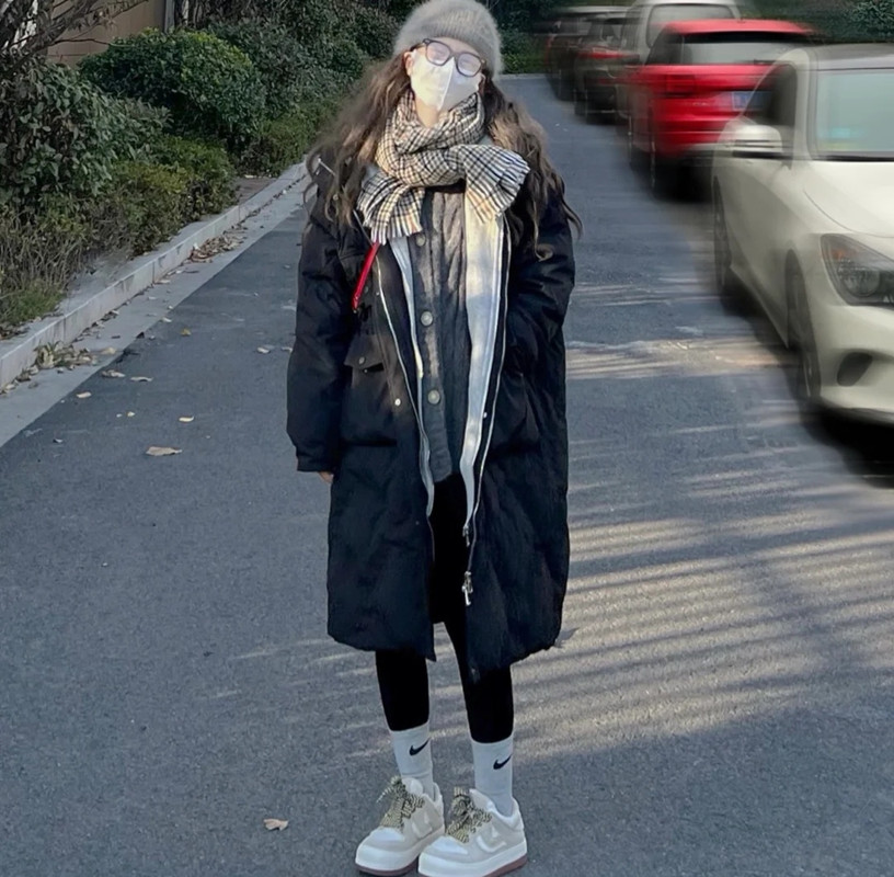 这才是教科书级别的“黑羽绒服”搭配,优雅时尚,关键是不老气休闲区蓝鸢梦想 - Www.slyday.coM 这才是教科书级别的“黑羽绒服”搭配,优雅时尚,关键是不老气休闲区蓝鸢梦想 - Www.slyday.coM