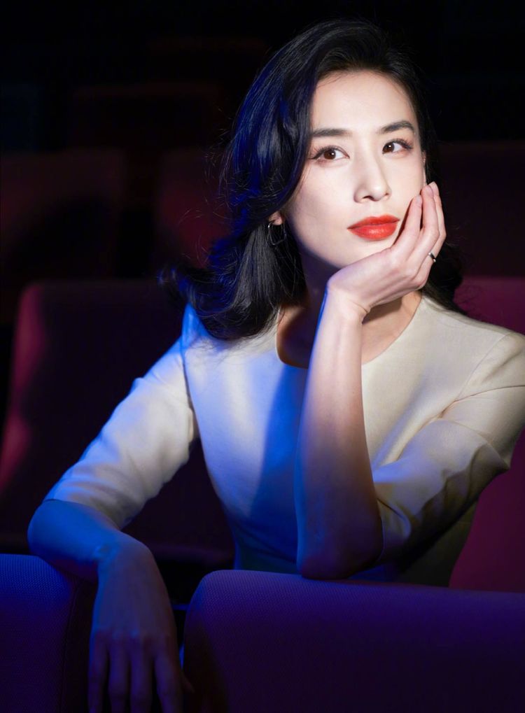 黄圣依近照曝光,红唇白衣惹人爱,"哑巴女孩"yyds__财经头条