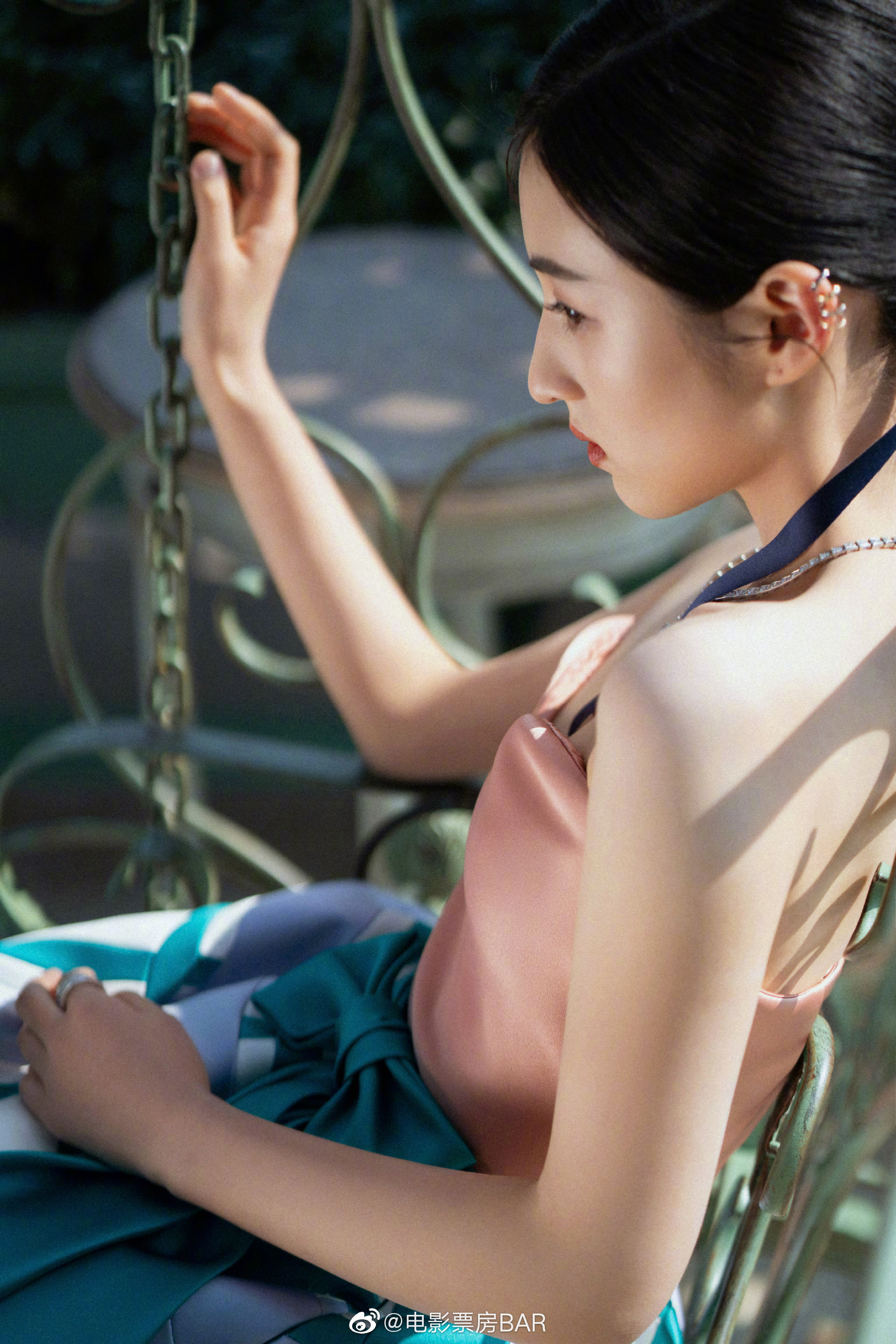 金鸡奖最佳女演员提名者张子枫金鸡百花电影节闭幕式造型