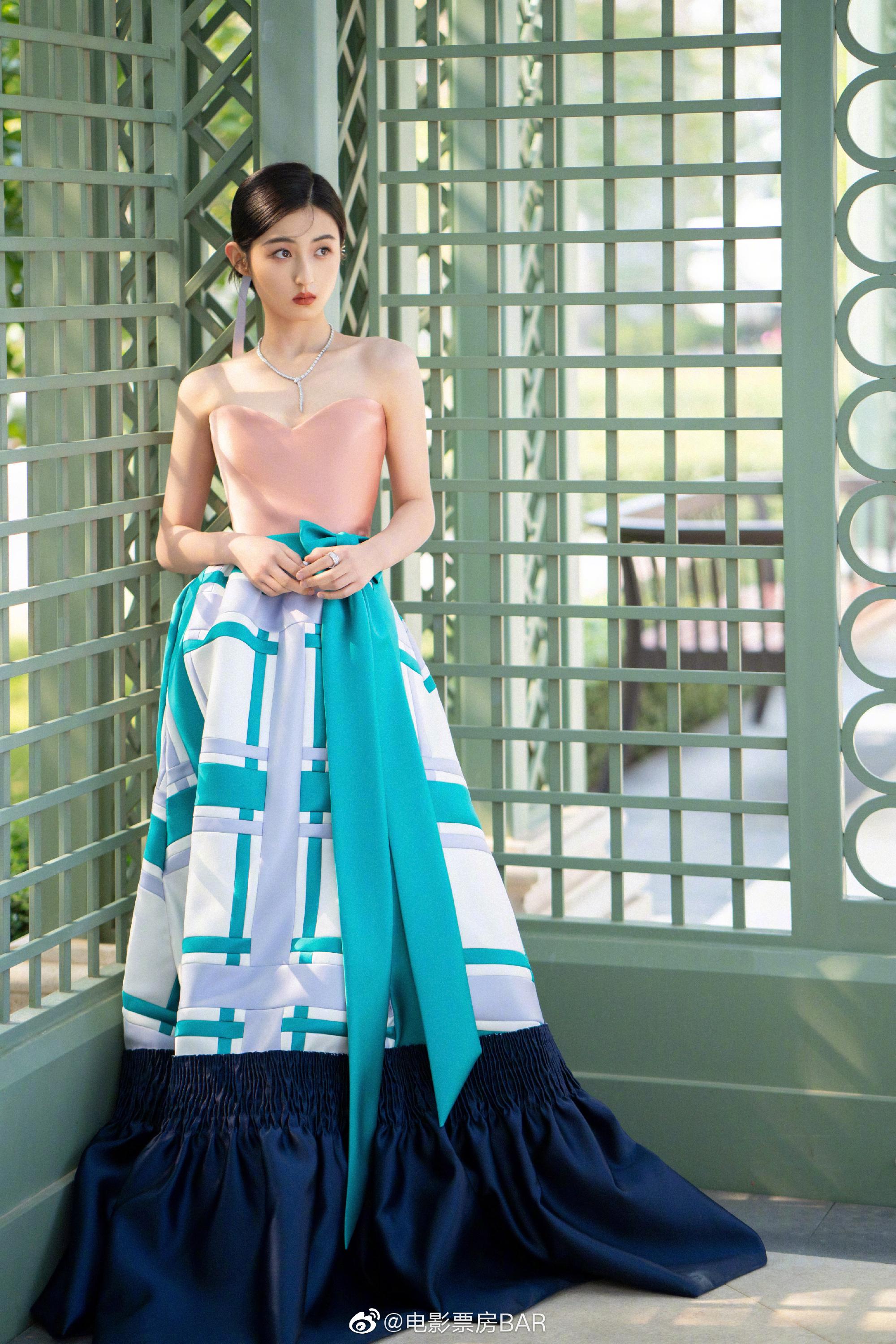 金鸡奖最佳女演员提名者张子枫金鸡百花电影节闭幕式造型