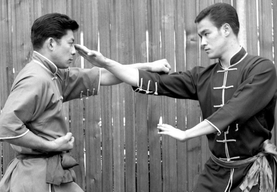 李小龙的日本徒弟为李小龙扫墓48年不曾放弃事迹曝光感动网友