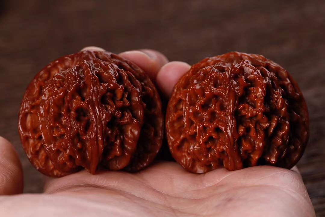 从皮质纹路桩型苹果圆作为第一对文玩核桃没有错