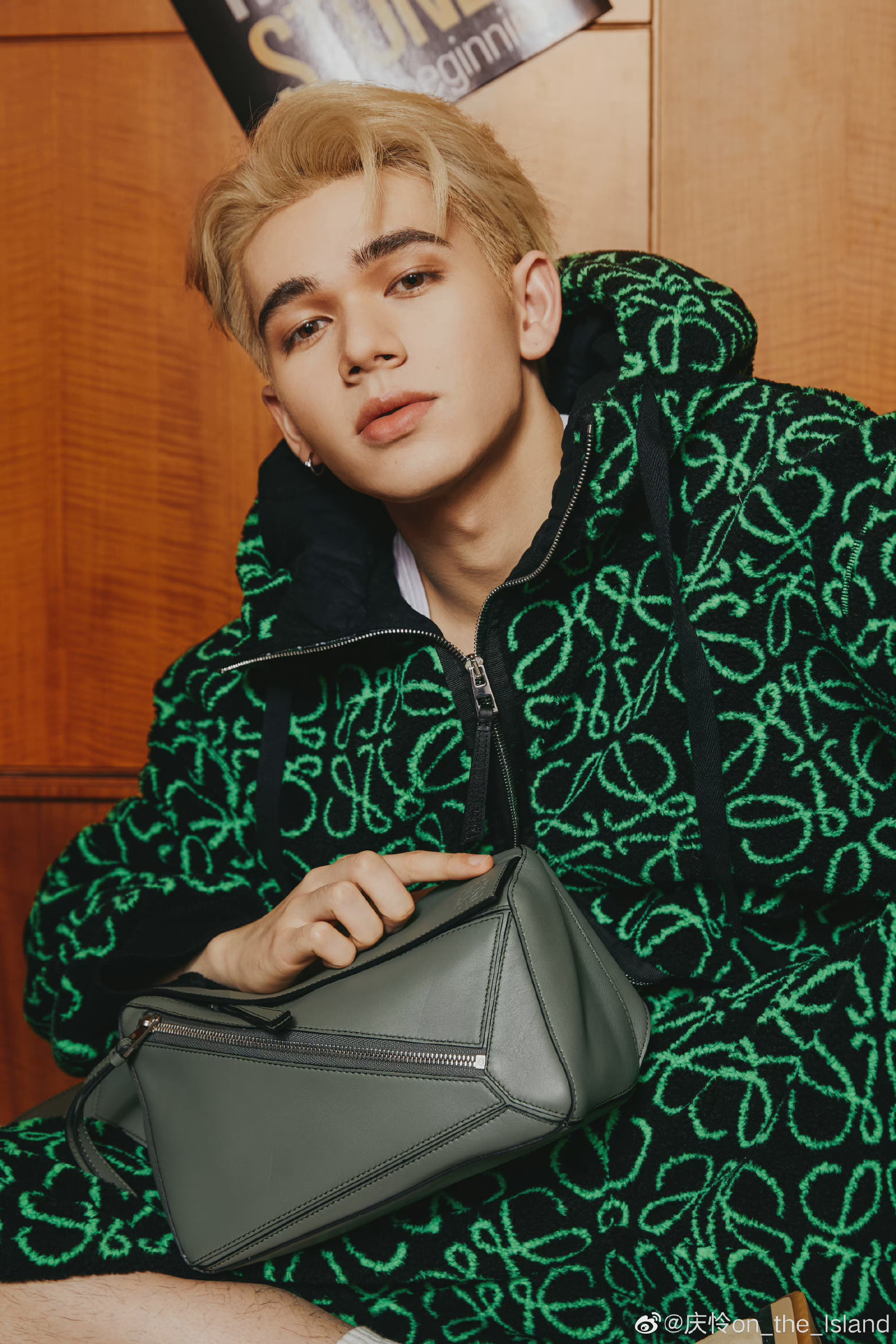 庆怜最新胶片写真 绿色运动风套装随性帅气,男友感满满|胶片_新浪新闻