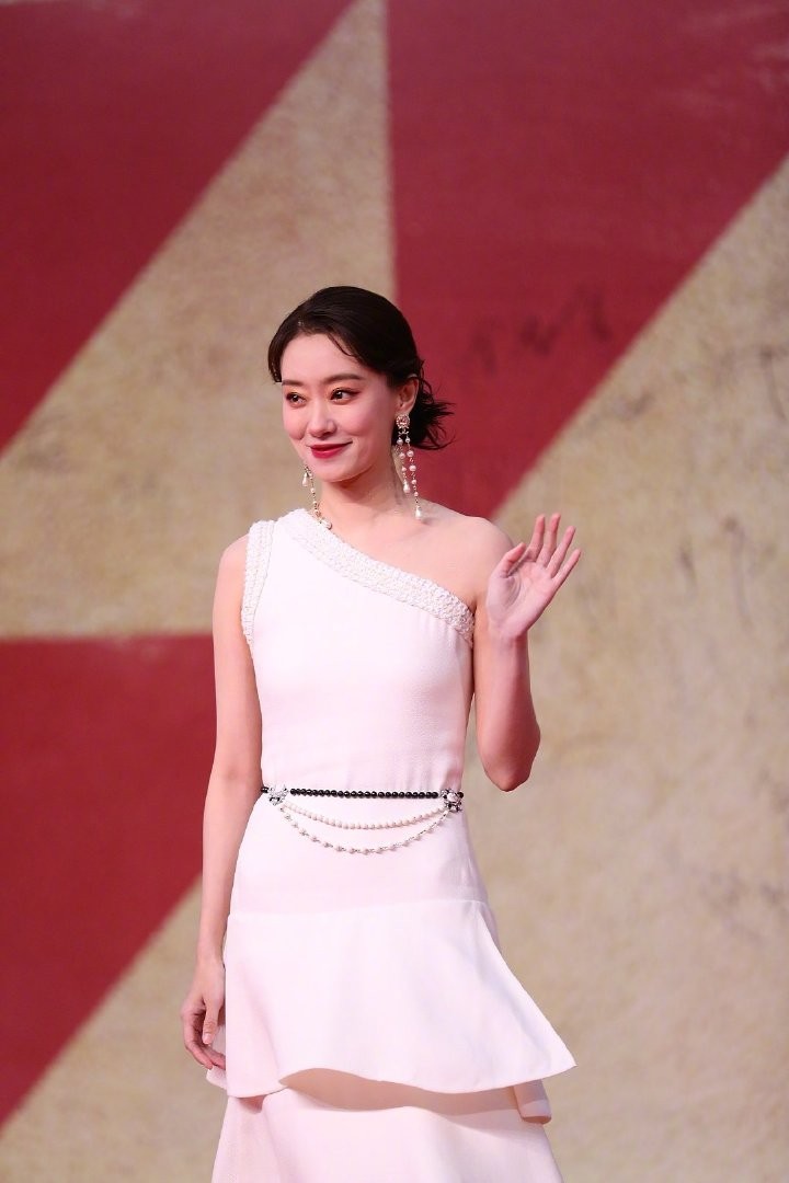 你好李焕英剧组亮相金鸡贾玲复古卷发抢镜张小斐白裙仙气十足