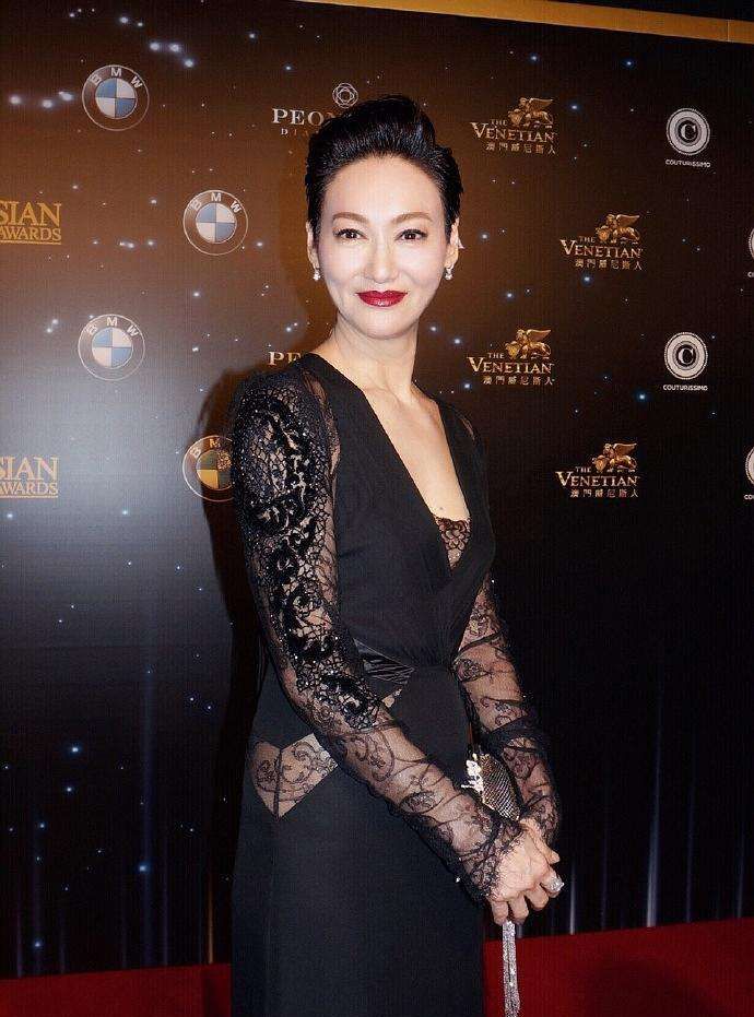 惠英红红毯造型真闪耀一身blingbling的礼服裙也太高贵冷艳了