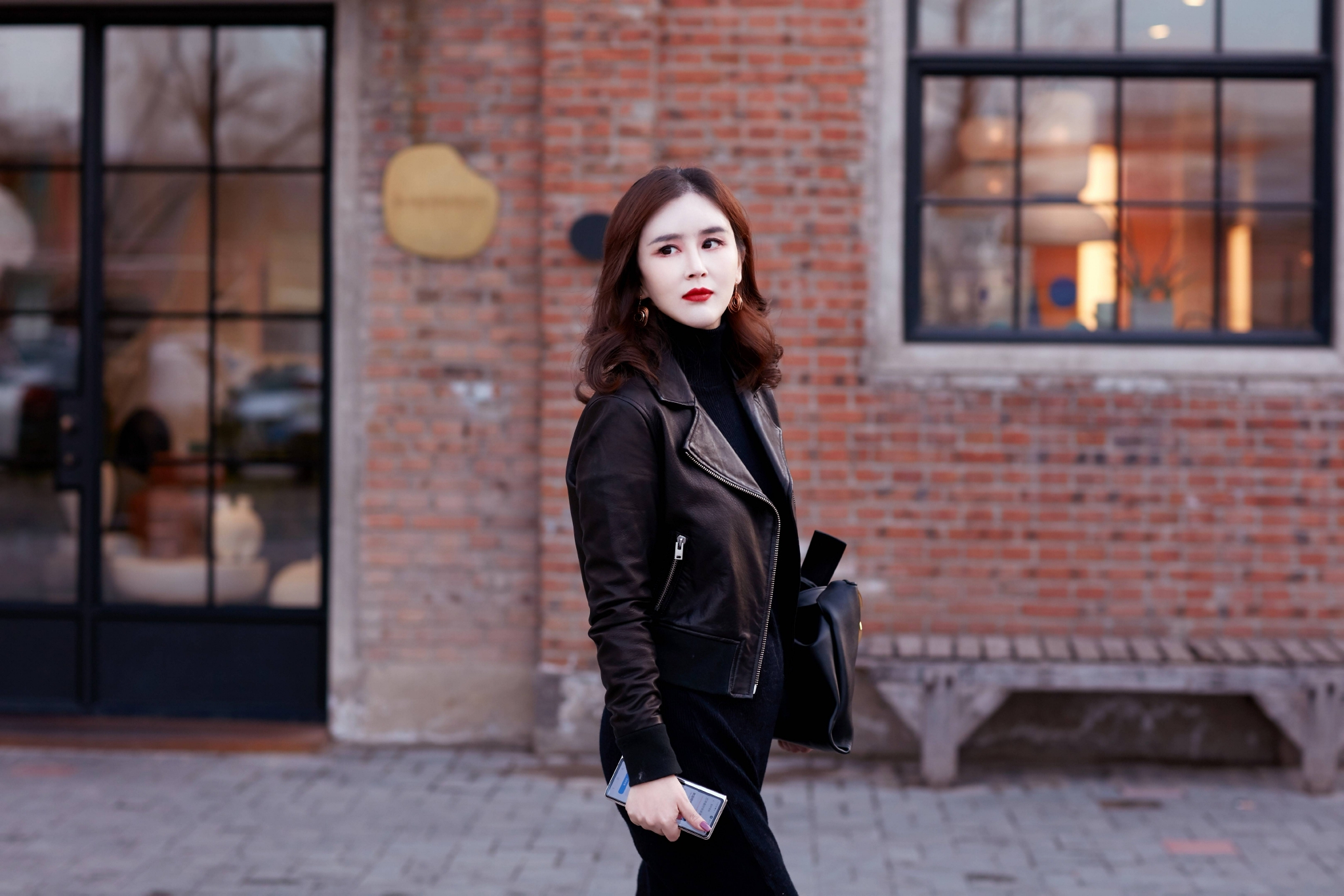 刘竞酷飒黑色皮衣出镜干练利落质感十足