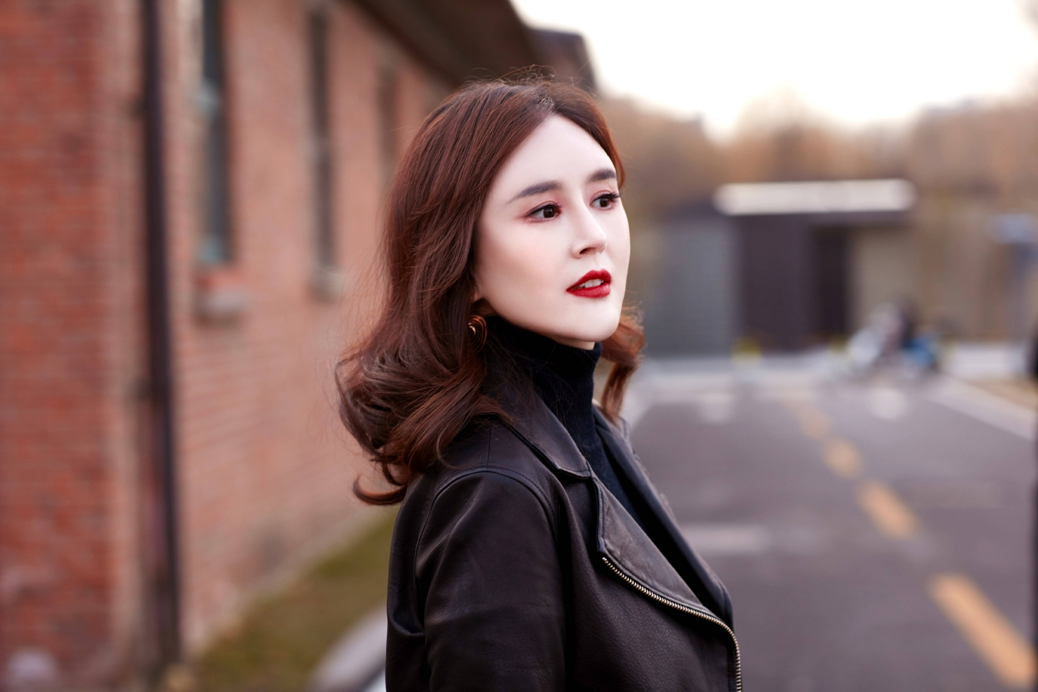 刘竞酷飒黑色皮衣出镜干练利落质感十足