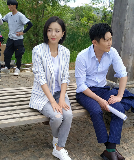 第一部电视剧是《浣溪沙》,是由佟丽娅,韩庚,何润东,陈都灵领衔主演的