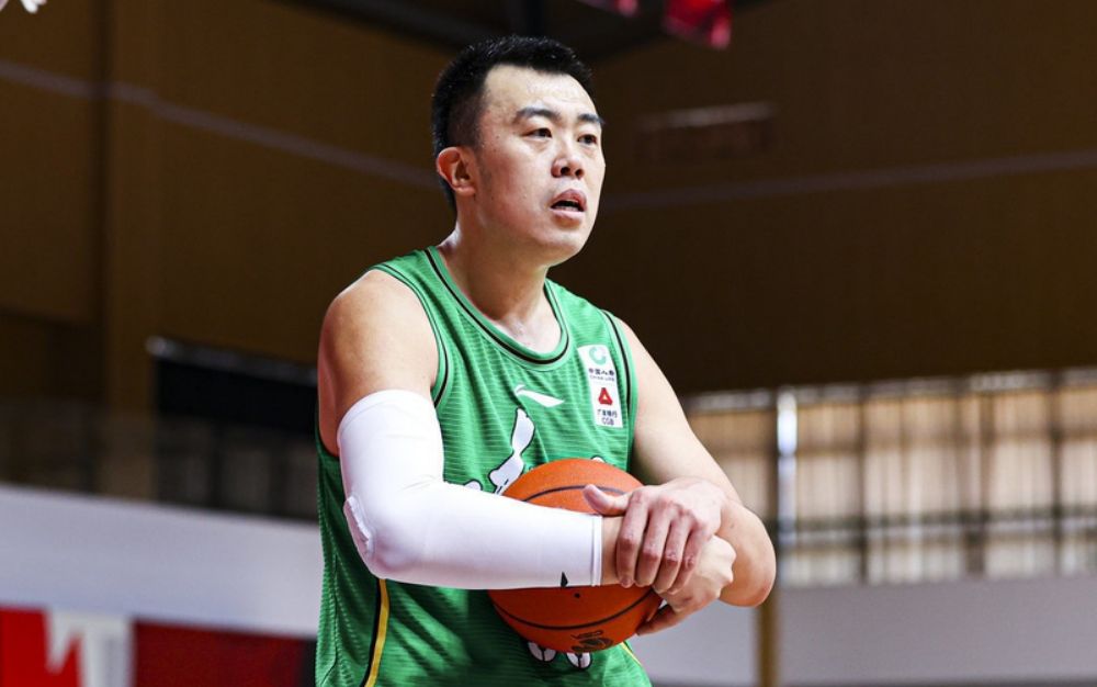 连吃违体和技术犯规！郭艾伦被驱逐出场，解说称裁判制造了犯规休闲区蓝鸢梦想 - Www.slyday.coM