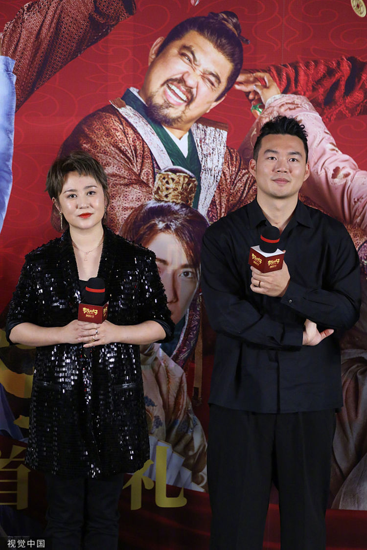 马丽和老公许文赫同框亮相新片首映两人恩爱互动非常甜蜜