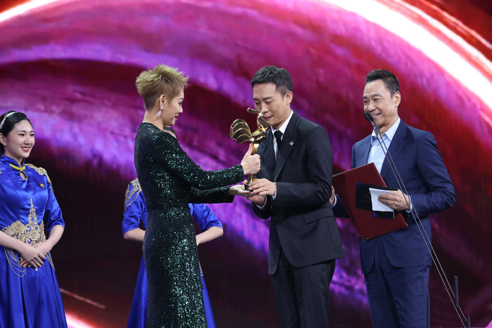 金鸡奖名单张艺谋张译张小斐获三大奖贾玲易烊千玺留遗憾