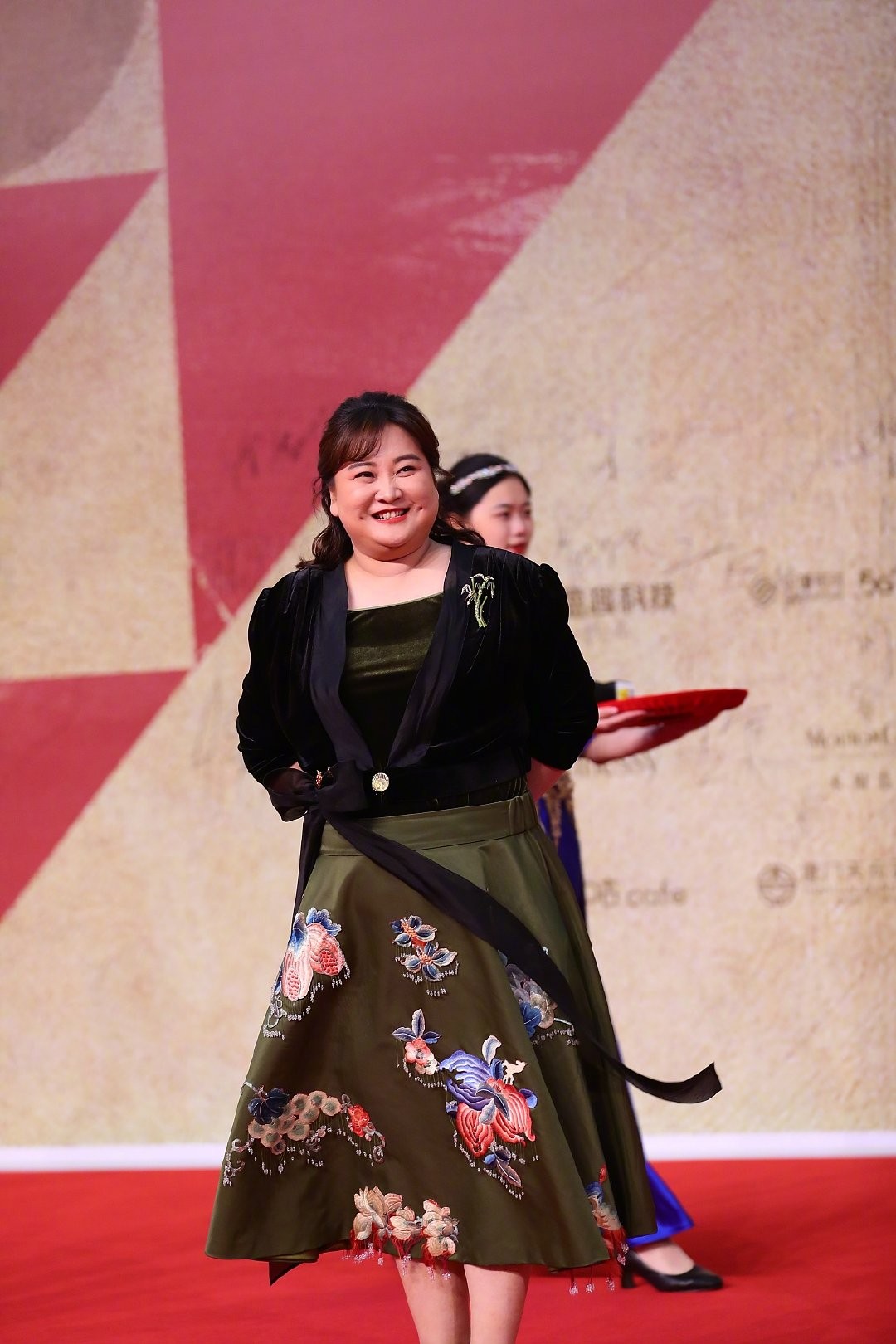 你好李焕英剧组亮相金鸡贾玲复古卷发抢镜张小斐白裙仙气十足