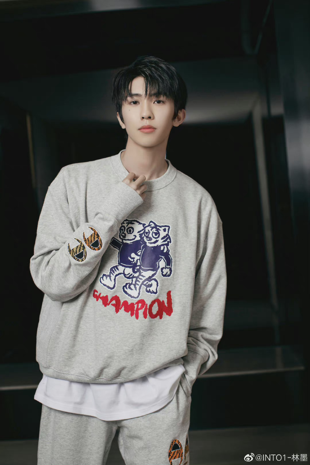 林墨微博更新 身穿灰色运动套装,活力满满,少年感十足|林墨|套装_新浪