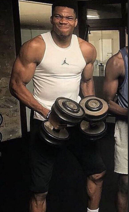 詹姆斯肌肉在同位置已是天花板?错了,在这5人面前 他也显逊色