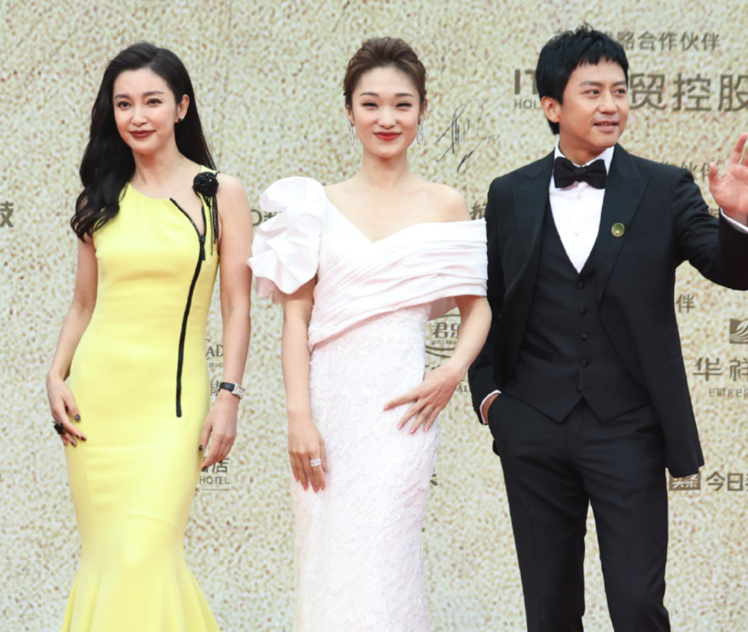 金鸡奖女星造型红黑榜,沈月披纱窗,关晓彤老气,张子枫逆袭了休闲区蓝鸢梦想 - Www.slyday.coM 金鸡奖女星造型红黑榜,沈月披纱窗,关晓彤老气,张子枫逆袭了休闲区蓝鸢梦想 - Www.slyday.coM