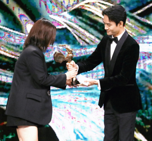 第34届金鸡奖获奖名单公布,张译影帝张小斐影后,张艺谋最佳导演休闲区蓝鸢梦想 - Www.slyday.coM 第34届金鸡奖获奖名单公布,张译影帝张小斐影后,张艺谋最佳导演休闲区蓝鸢梦想 - Www.slyday.coM