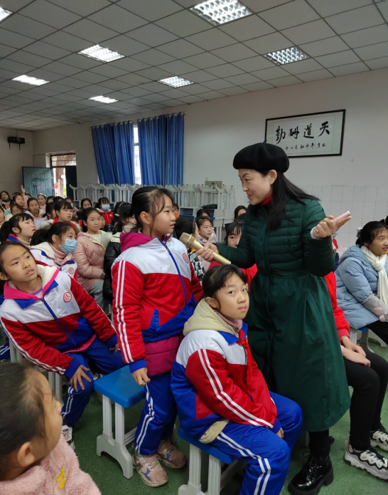 课堂上,致公党党员,泸州市实验小学城西学校教科室副主任向洪春老师