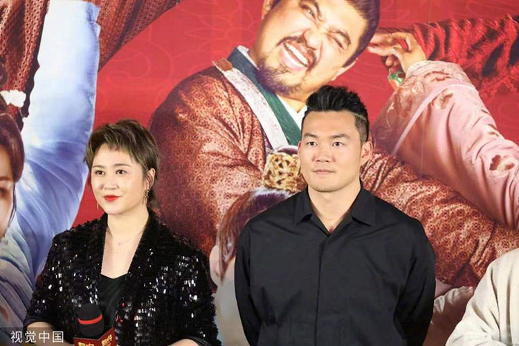 马丽和老公许文赫同框亮相新片首映两人恩爱互动非常甜蜜