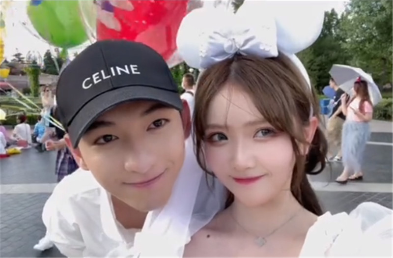 今年yuki雪雪和同为网红的崎尤正式在一起,平时他们就晒各种日常生活