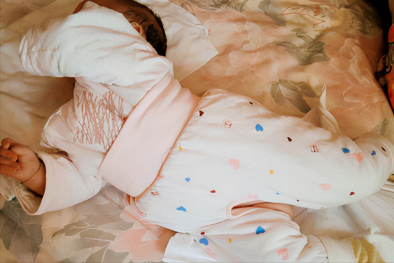 宝宝3-4个月就会打挺,相信很多家长遇到过:小家伙突然使劲,身体挺直