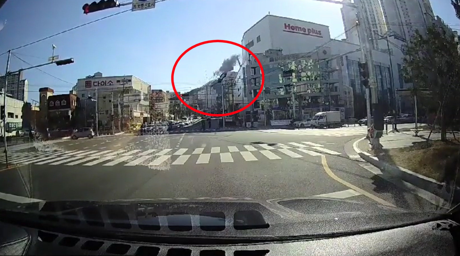 韩国出租车从5楼飞出直冲马路行车记录拍下惨烈瞬间