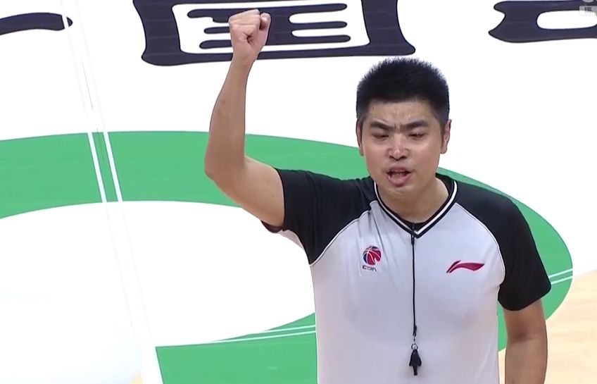 连吃违体和技术犯规！郭艾伦被驱逐出场，解说称裁判制造了犯规休闲区蓝鸢梦想 - Www.slyday.coM