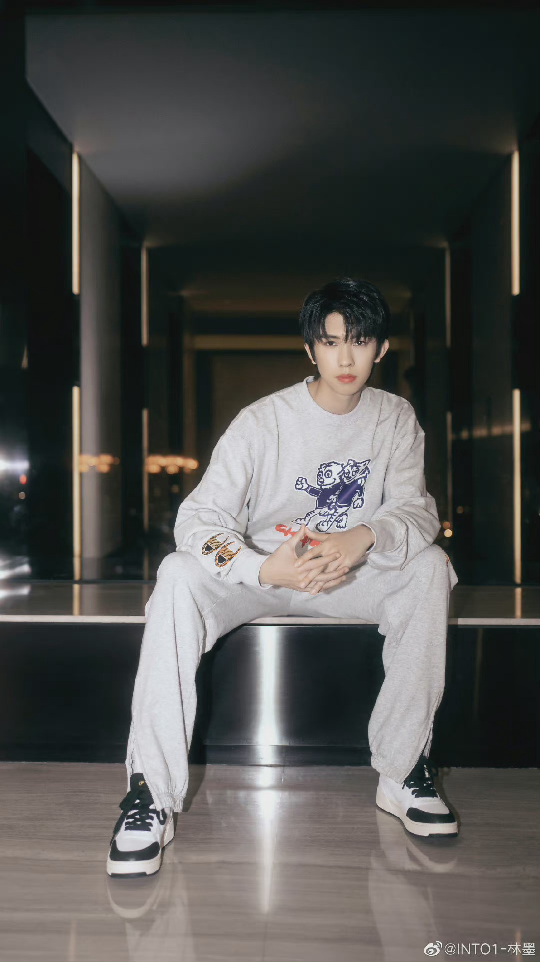 林墨微博更新 身穿灰色运动套装,活力满满,少年感十足|林墨|套装_新浪