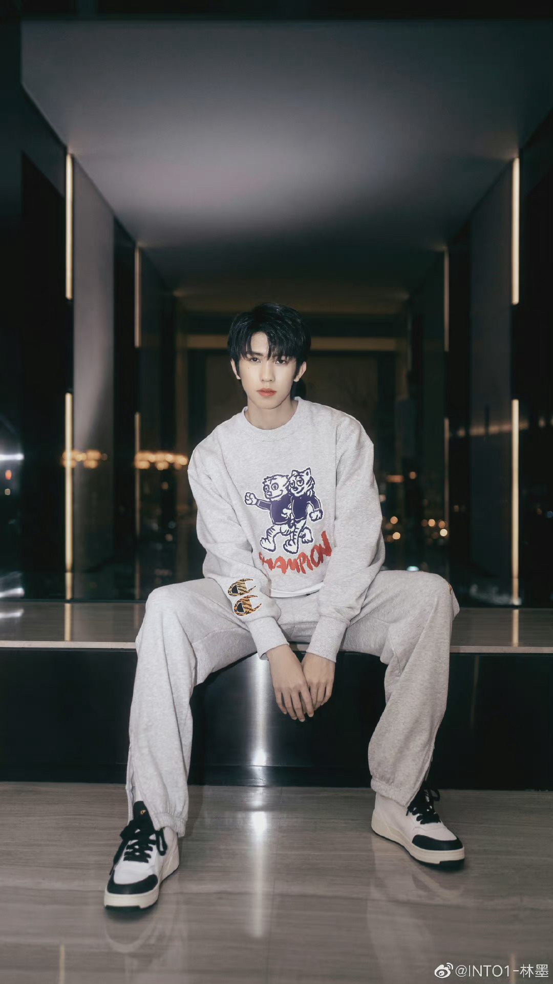 林墨微博更新 身穿灰色运动套装,活力满满,少年感十足|林墨|套装_新浪