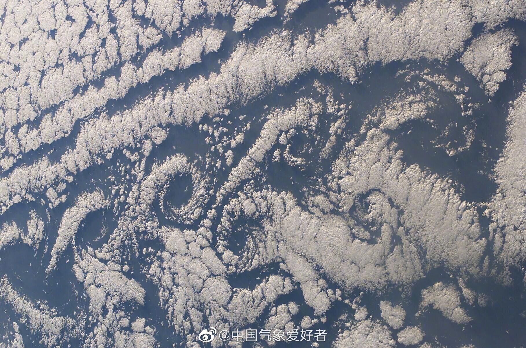 大西洋上,空间站视角下的卡门涡街|空间站_新浪新闻