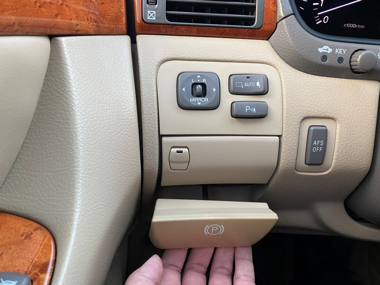 值得一提的是,在档杆正前方,还有一系列的功能键,不仅有运动模式和