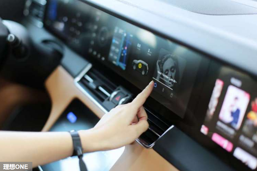 纯电动比增程式更优秀？对比大众ID.6 CROZZ和理想ONE