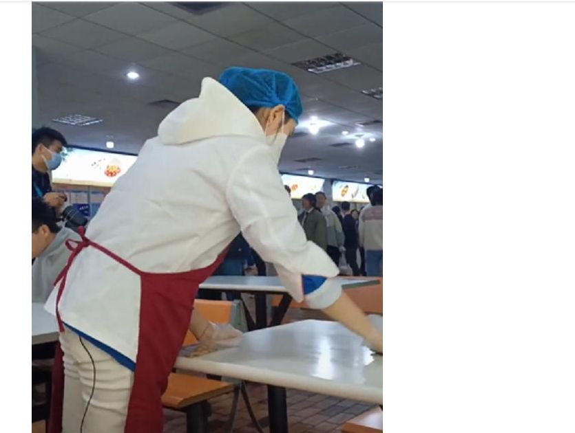 网友偶遇刘浩存,身穿食堂大妈的衣服认真擦桌子,丝毫没明星架子|刘浩