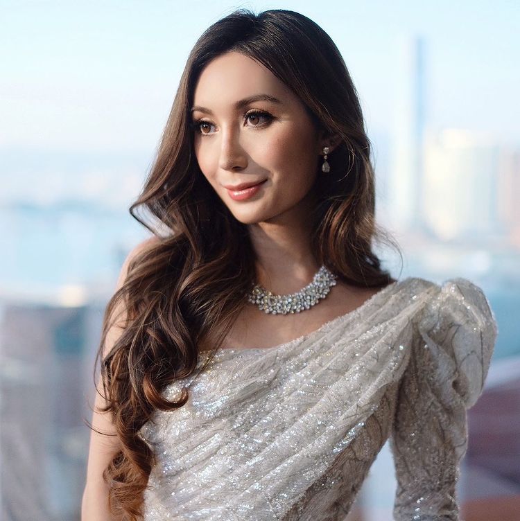 赌王外孙女何锶珩参加豪华派对在游艇上喝名酒和闺蜜玩自拍