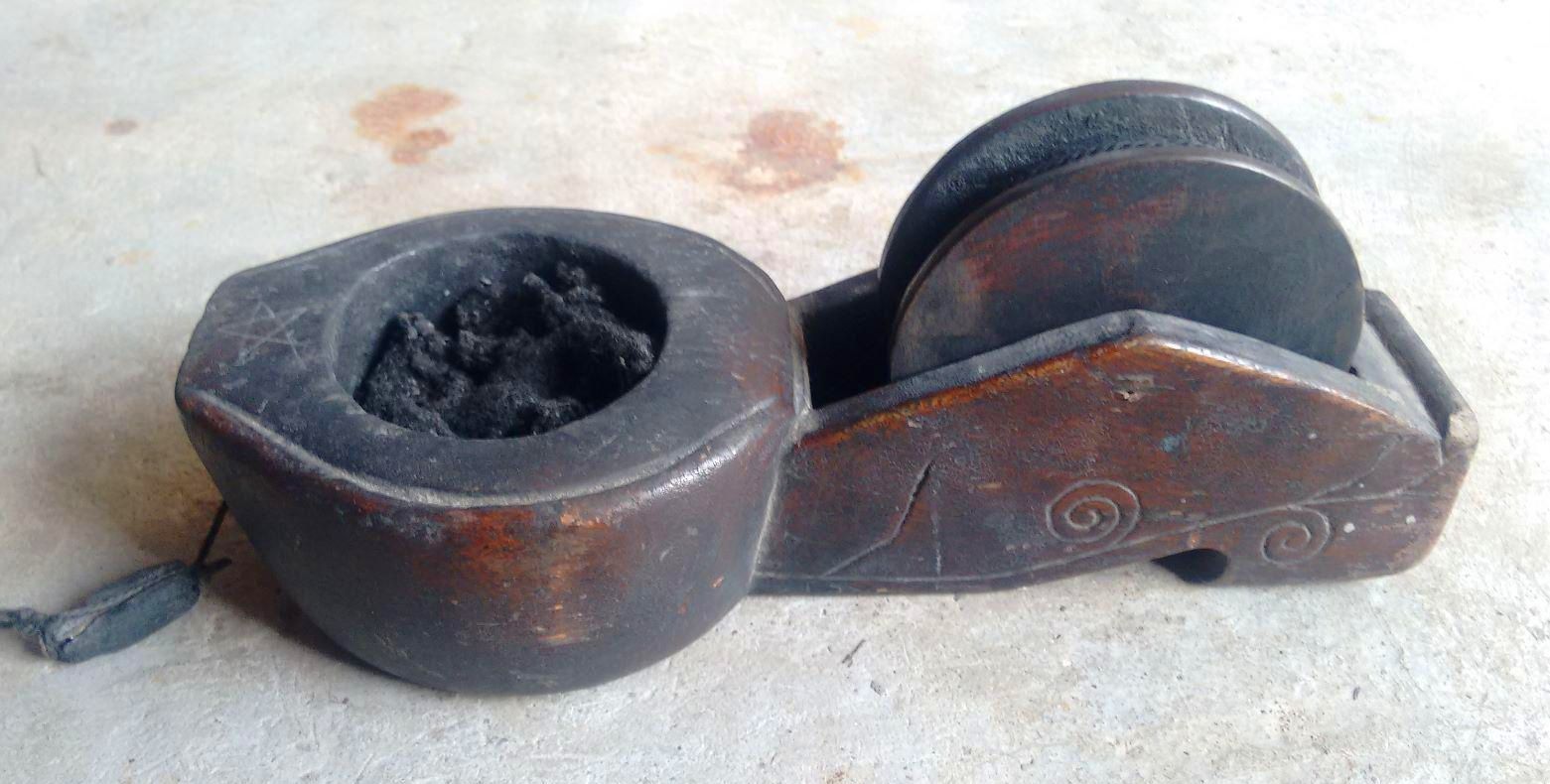 随后,那墨线猛的一振,一下拉得墨斗轮疯狂转动.