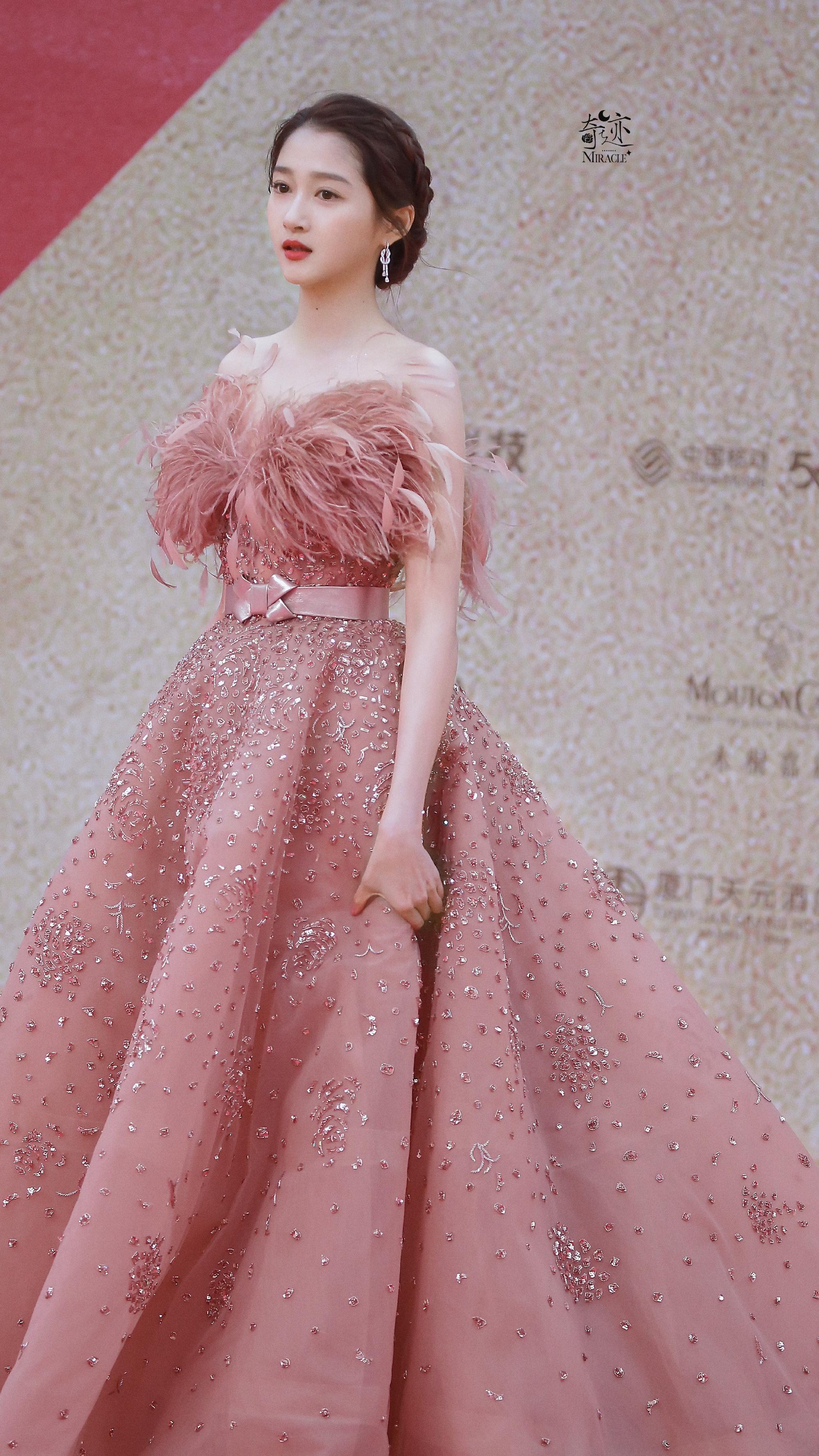 关晓彤金鸡奖红毯图绝美