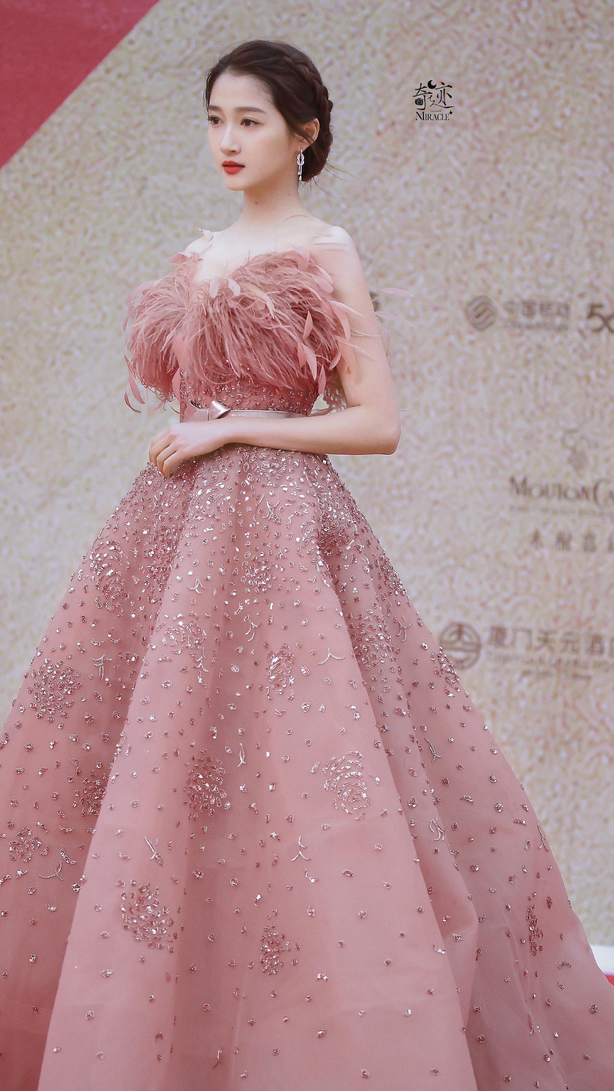 关晓彤金鸡奖红毯图绝美