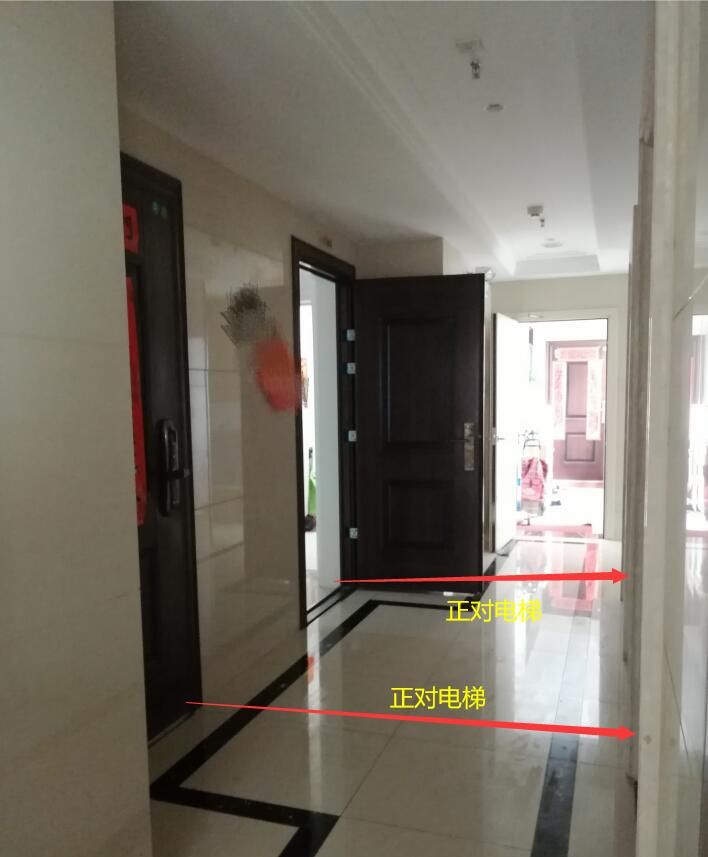 别人选的两梯四户是2个边户用一个电梯,中间做连廊,可是我家选的是