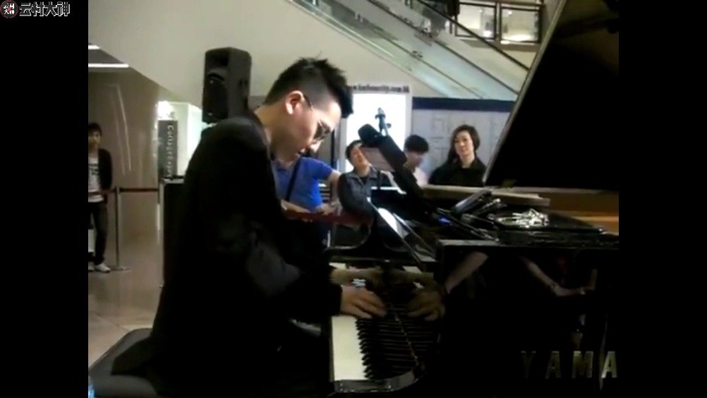 钢琴家Phoebus Chan演奏王菲经典《暗涌》……_新浪新闻
