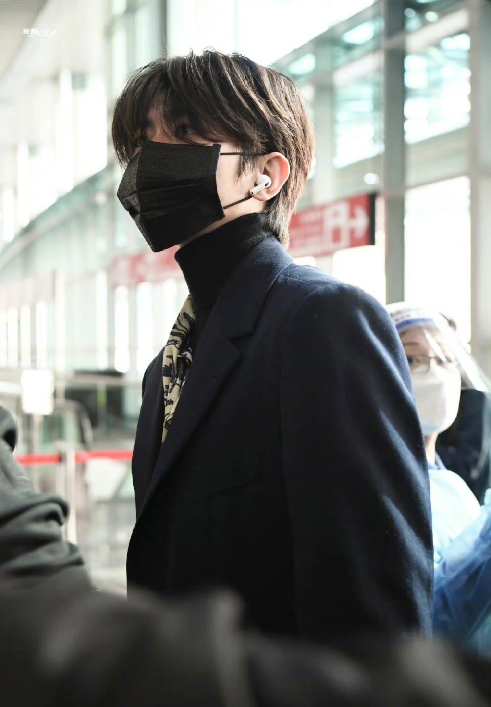 蔡徐坤今日机场照穿搭满分