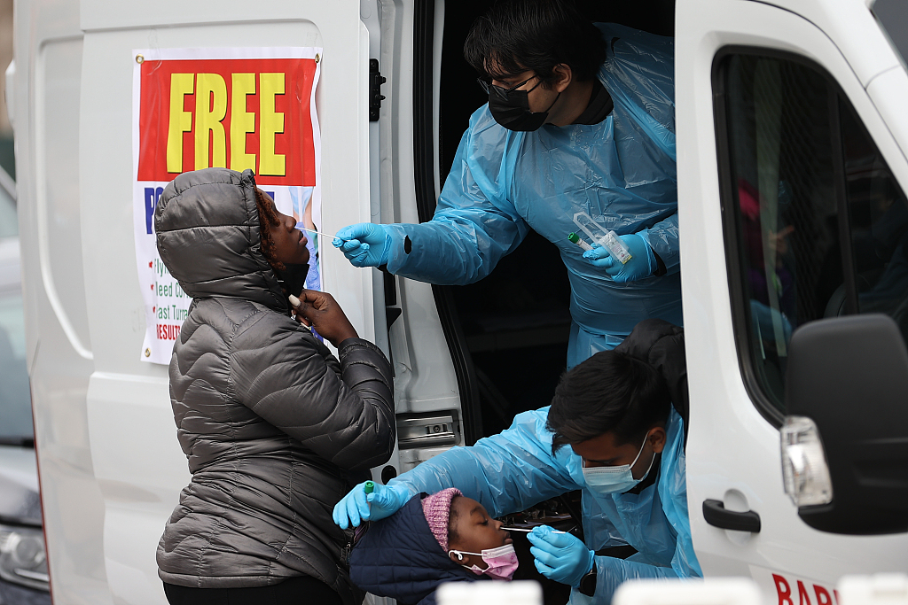 12月28日,美国纽约民众排队进行新冠检测海外网12月30日电美媒报道称