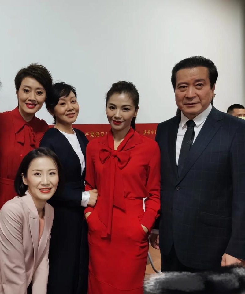 明星后台合影个个真实闫妮皮肤蜡黄脸盘子大都是营销的漂亮