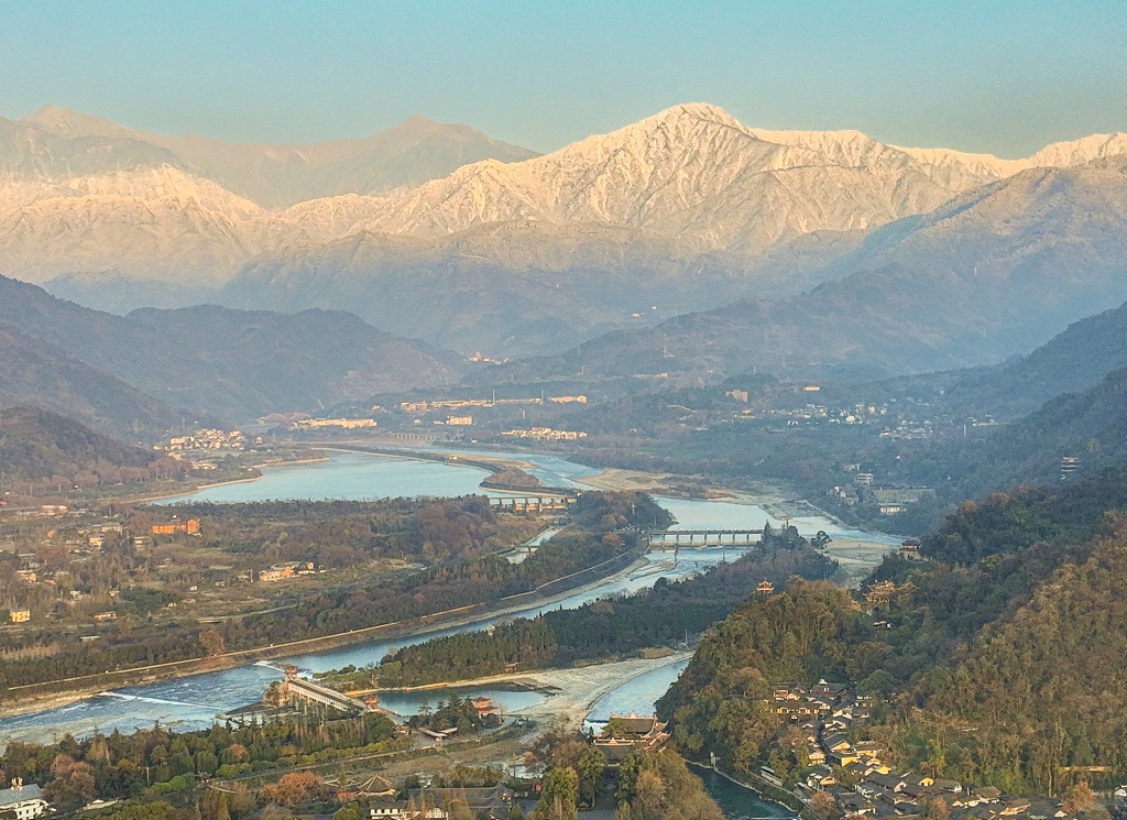 冬日雪山映照下的四川都江堰|都江堰市|四川省_新浪新闻