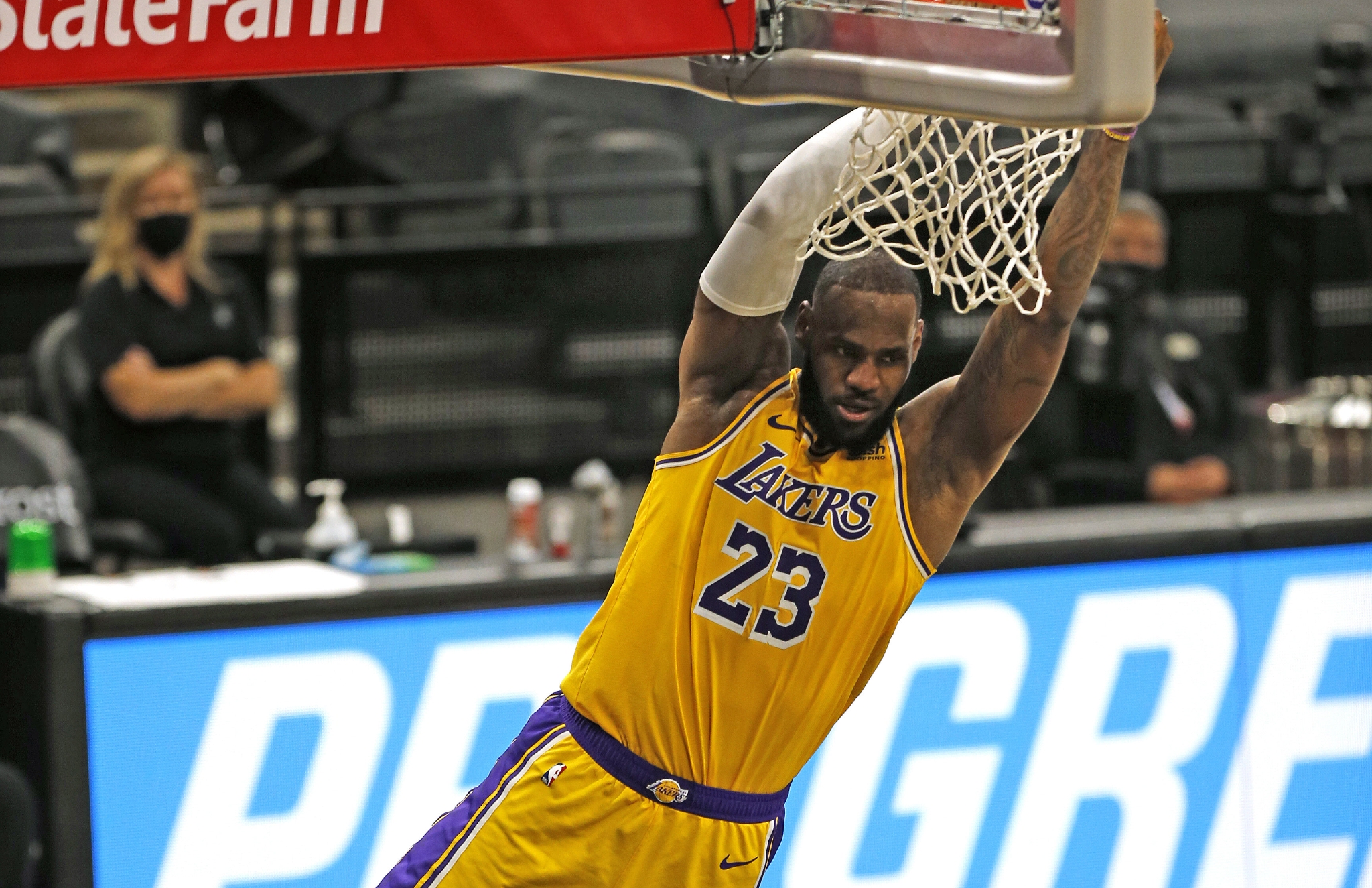 詹姆斯生日夜经典战砍26分达千场里程碑