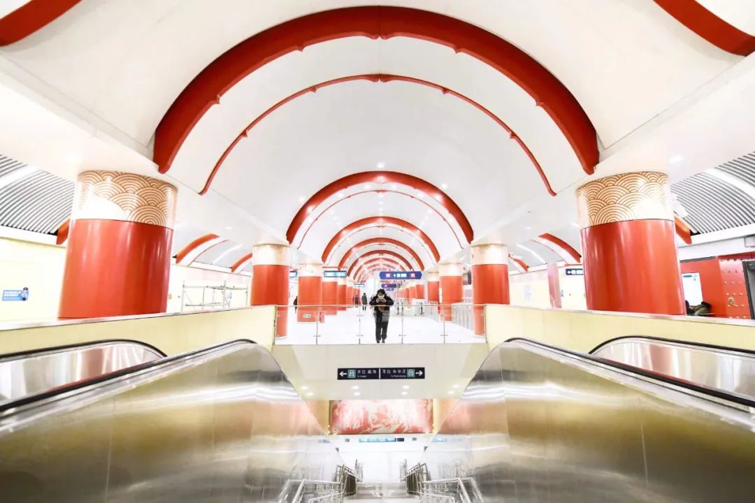 走进王府井站厅,直通天花板的一根根红色柱子在眼前延伸,换乘通道连接